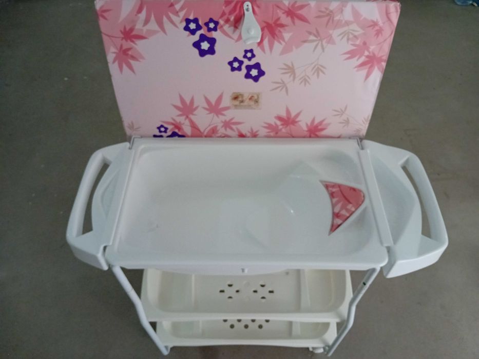 Muda fraldas com banheira