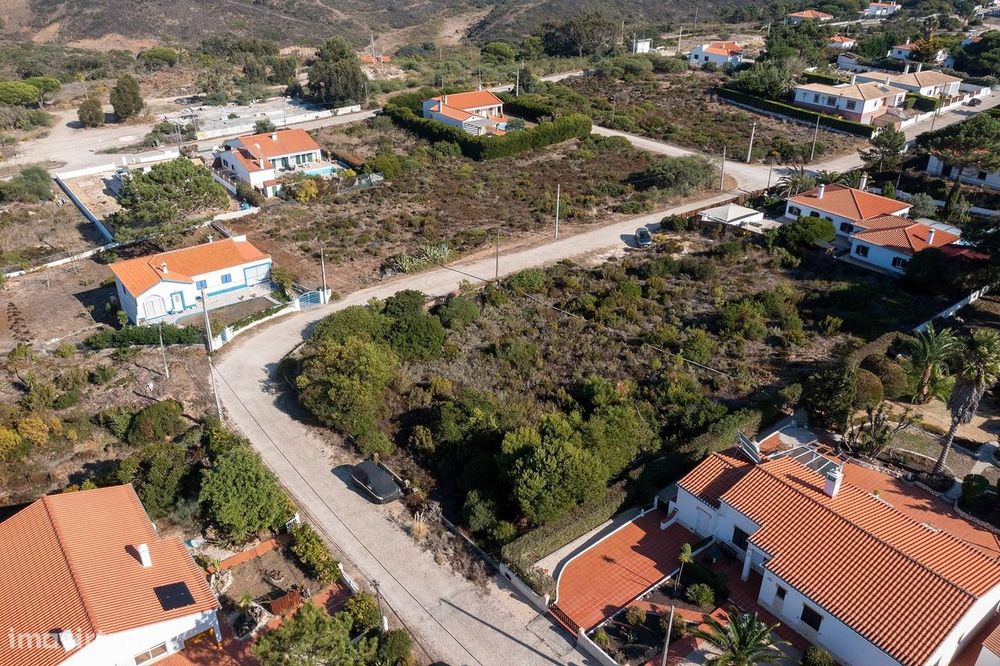 Terreno Urbano Espaçoso Em Localização Tranquila, Vale Da Telha