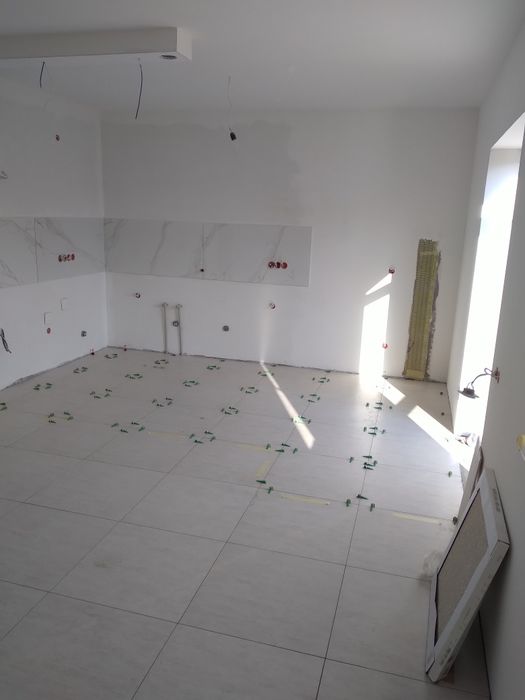 Плиточник,укладання плитки