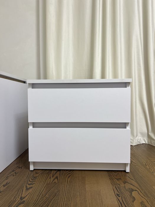 Приліжкові тумби, та туалетний столик