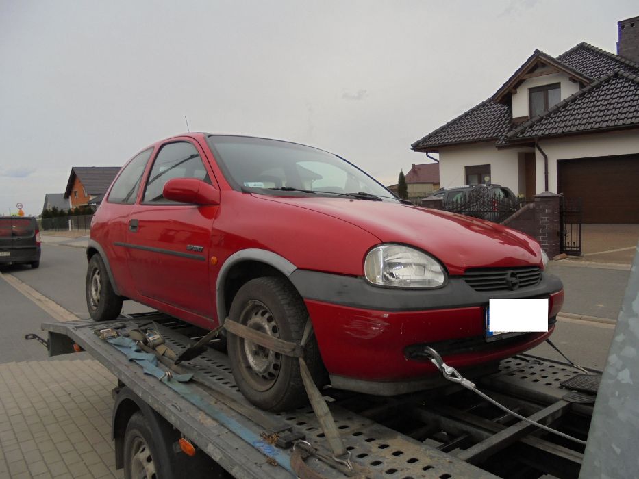 Opel Corsa B czerwona, 1.4 benzyna przeznaczona na części