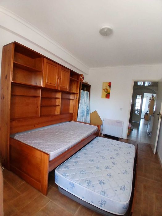 Cama dupla extensível com gavetão, estante em madeira e colchões