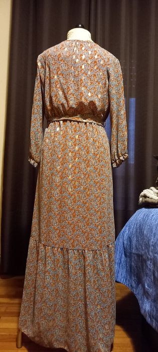 Vestido comprido castanho e dourado