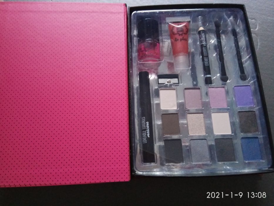 Caixa de maquilhagem e produtos de beleza