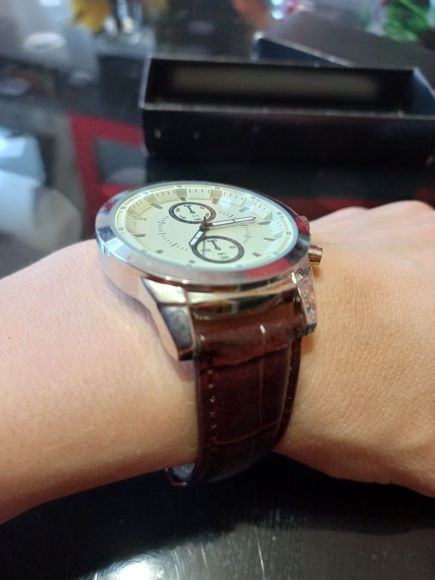 Новые мужские наручные часы Avon