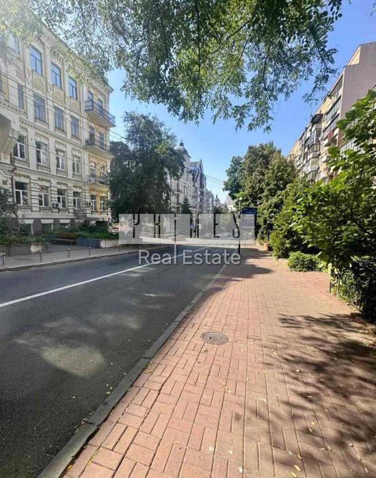 Продаж 2к квартири, вул. Хмельницького Богдана, 84, Центр