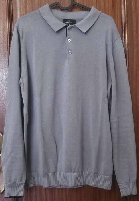 Polo de malha, de manga comprida.