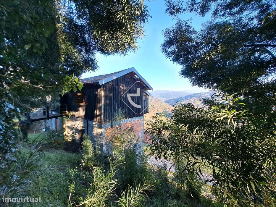 Vende-se edificio constituido por 3 pisos afecto a comercio/habitação