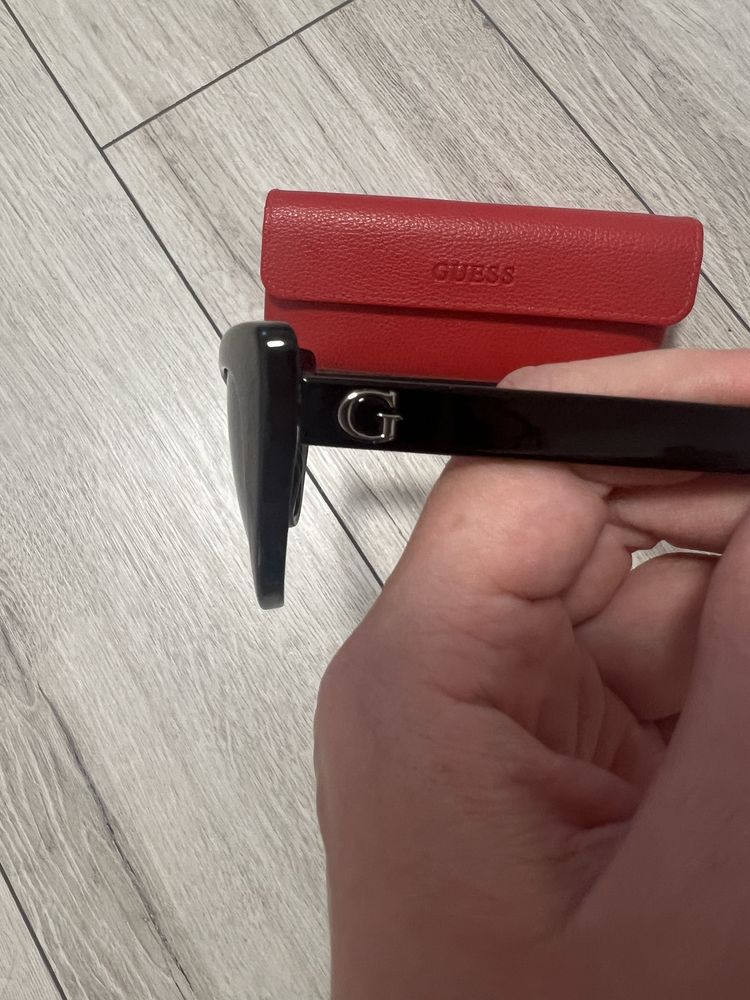 Сонцезахисні окуляри GUESS
