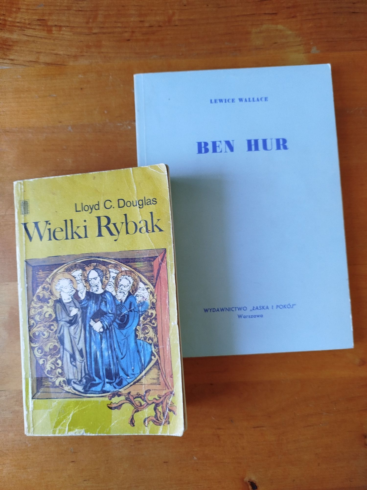 Książki religijne używane "Wielki rybak" i "Ben Hur".