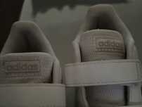 Ténis Adidas, tam. 26. Portes grátis!