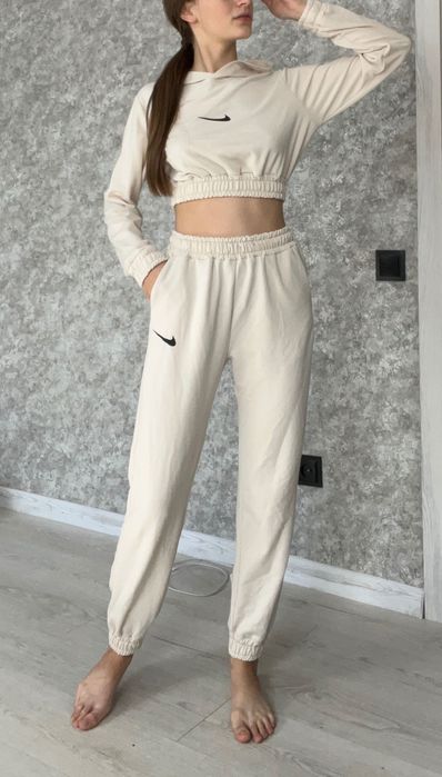 Жіночий спортивний костюм