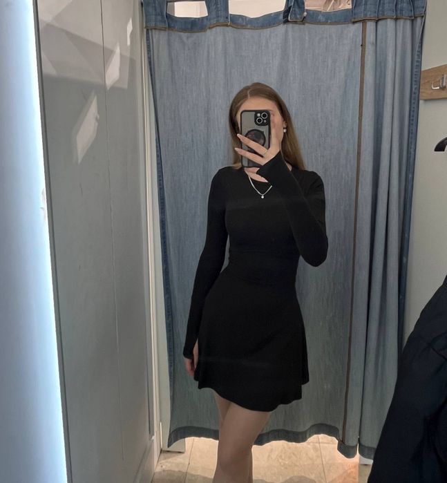 Коротка чорна сукня на завʼязках