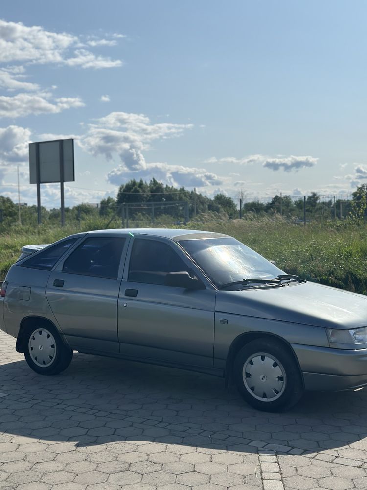 Автомобіль Lada 2112
