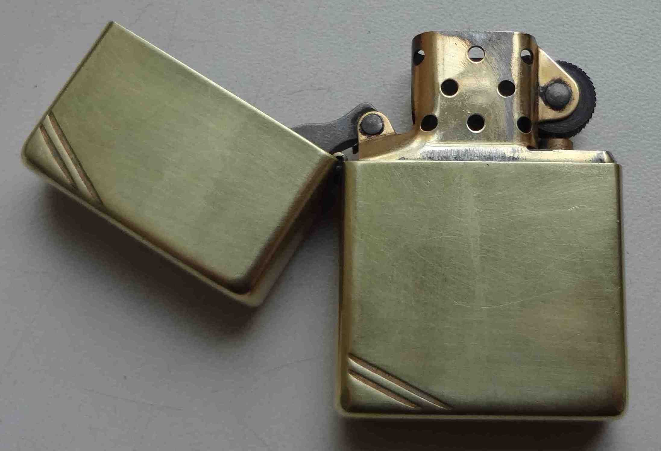 Зажигалка Zippo MFG Co Bradford PA USA желтая