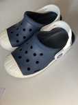 Crocs C11 azuis e brancos