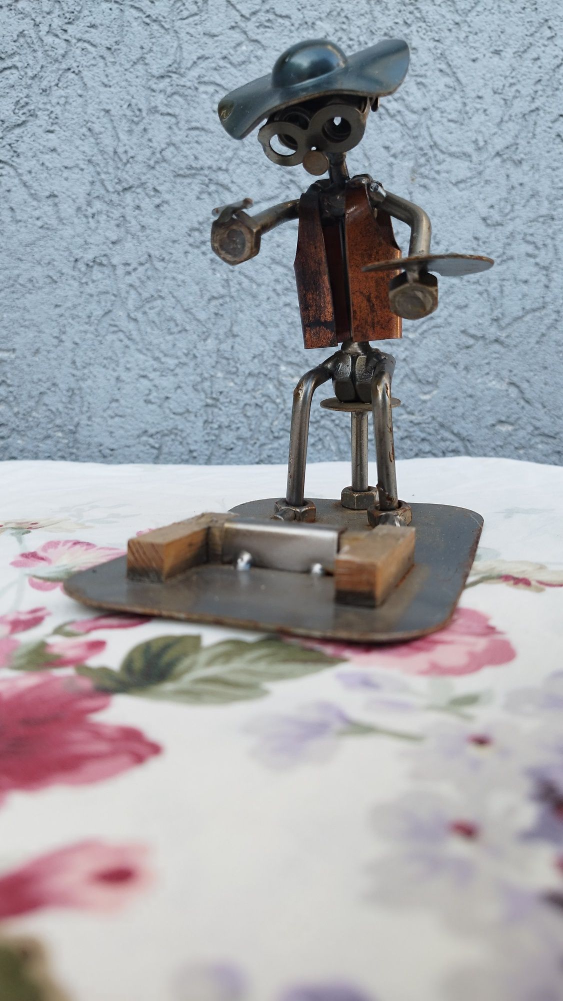 Metalowa figurka malarza. Metaloplastyka