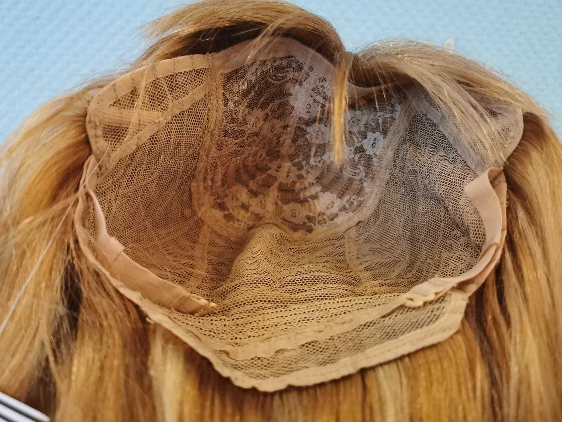 Peruka naturalne włosy złoty blond 60 cm koronkowa prosta grzywka