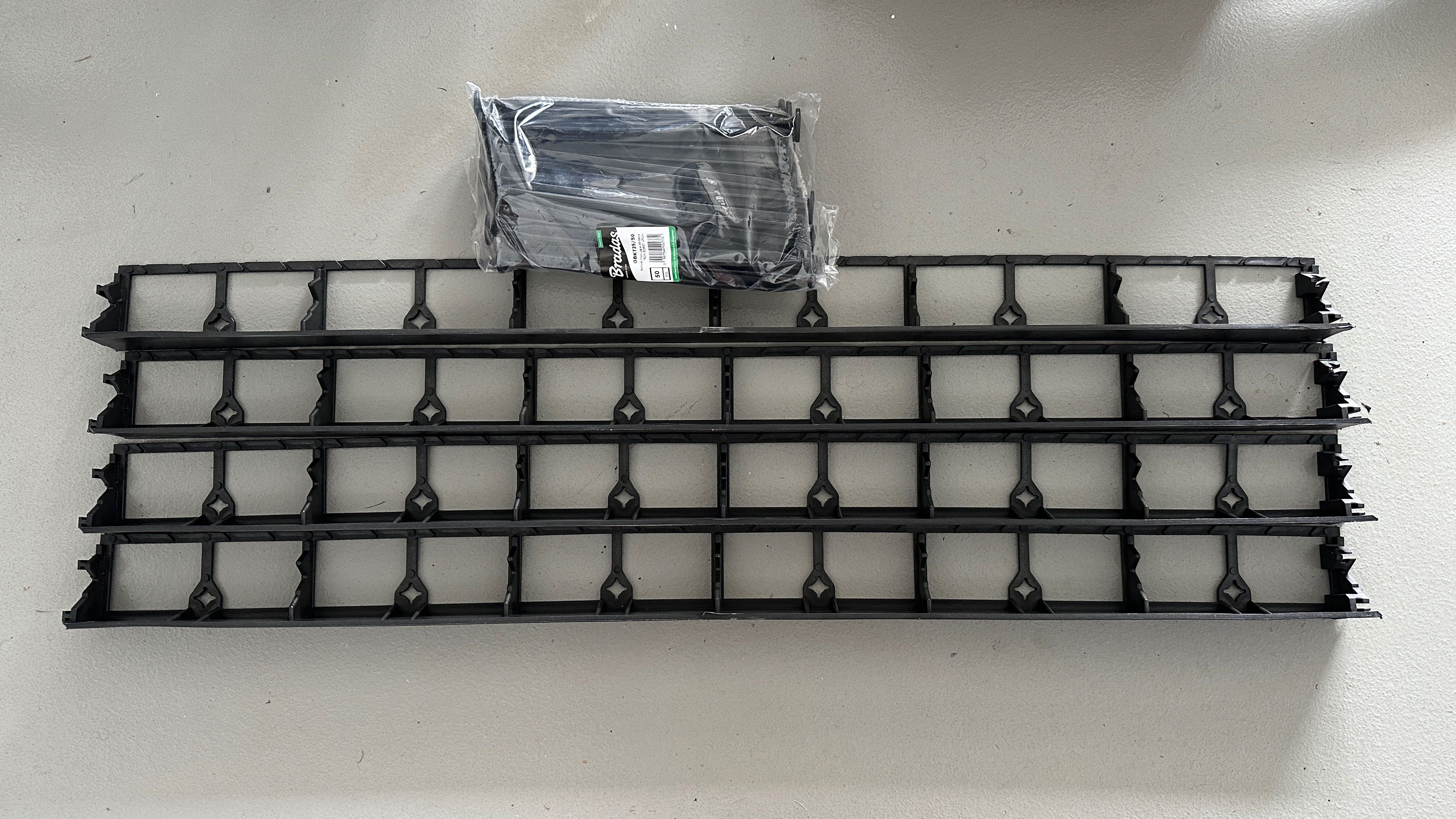 Obrzeże trawnikowe 45mm 6x1m + kotwy szpilki Bradas