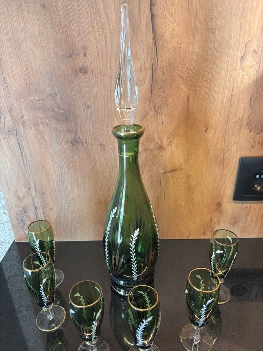 Garrafa de licor antiga com 6 cálices pintados à mão