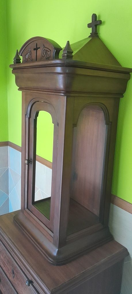 Oratorio em madeira.