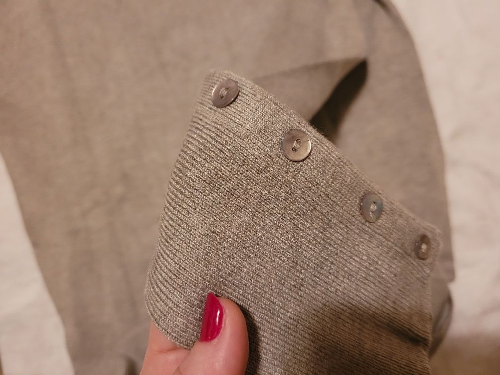 Sweter beżowy w serek Zara 40 L milutki ozdobne guziki