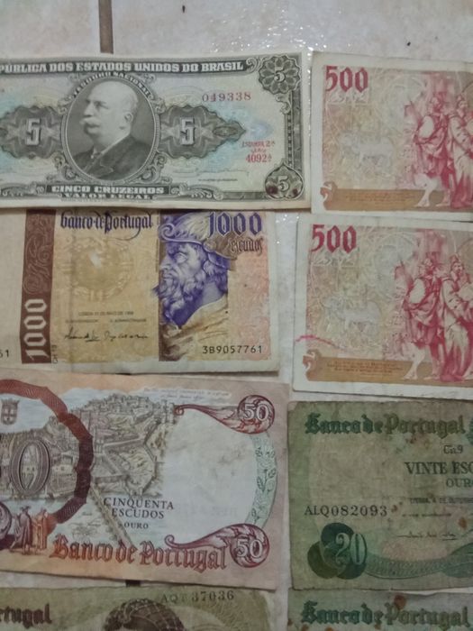 Vendo várias notas antigas