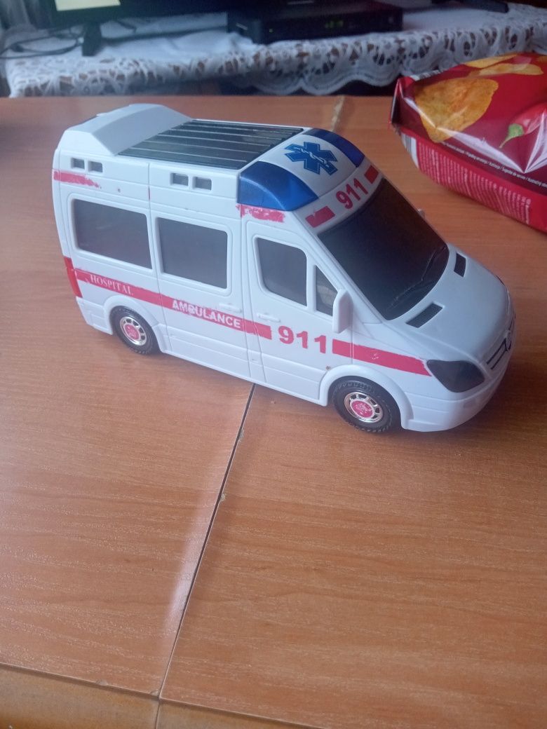 Ambulans karetka świecąca