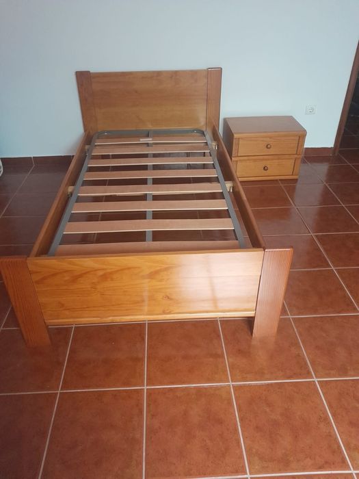 Mobília de solteiro em pinho