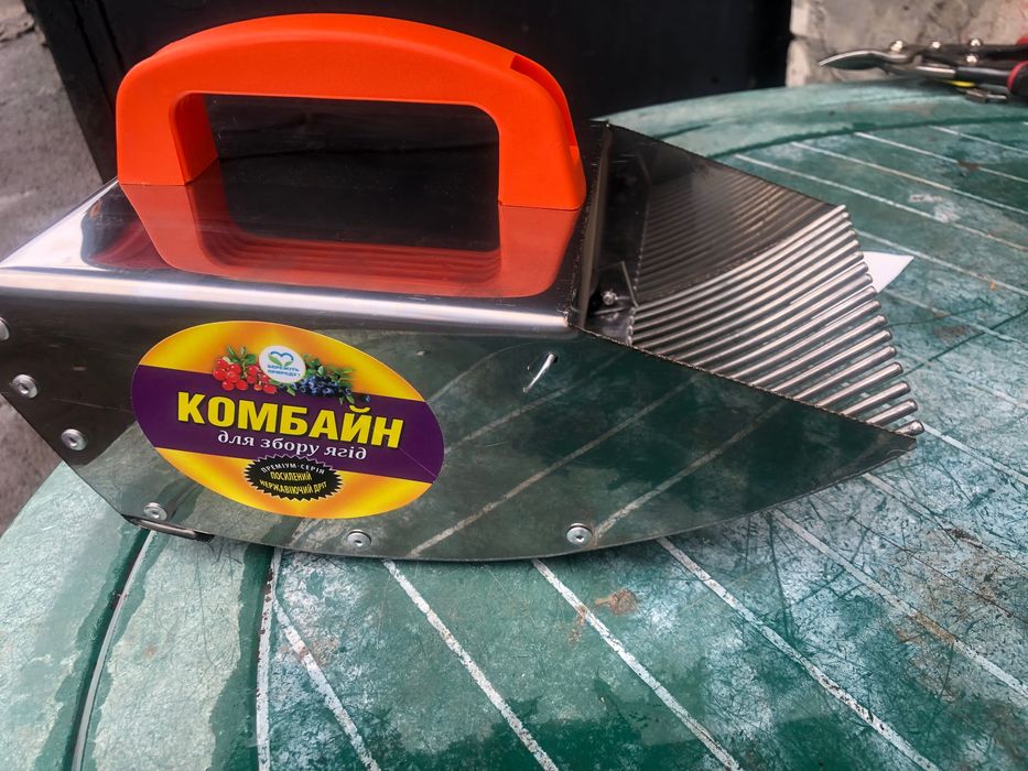 Комбайн - гребінка для збору ягід (афин,черники,брусники)