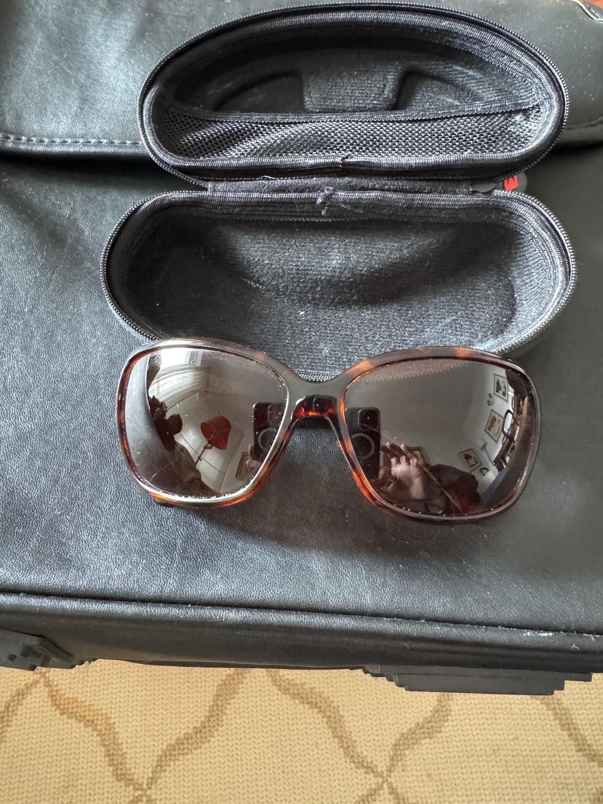 Oculos de sol com estojo