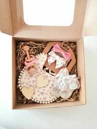 giftbox zestaw prezent dla dziewczynki na babyshower opaski grzechotka
