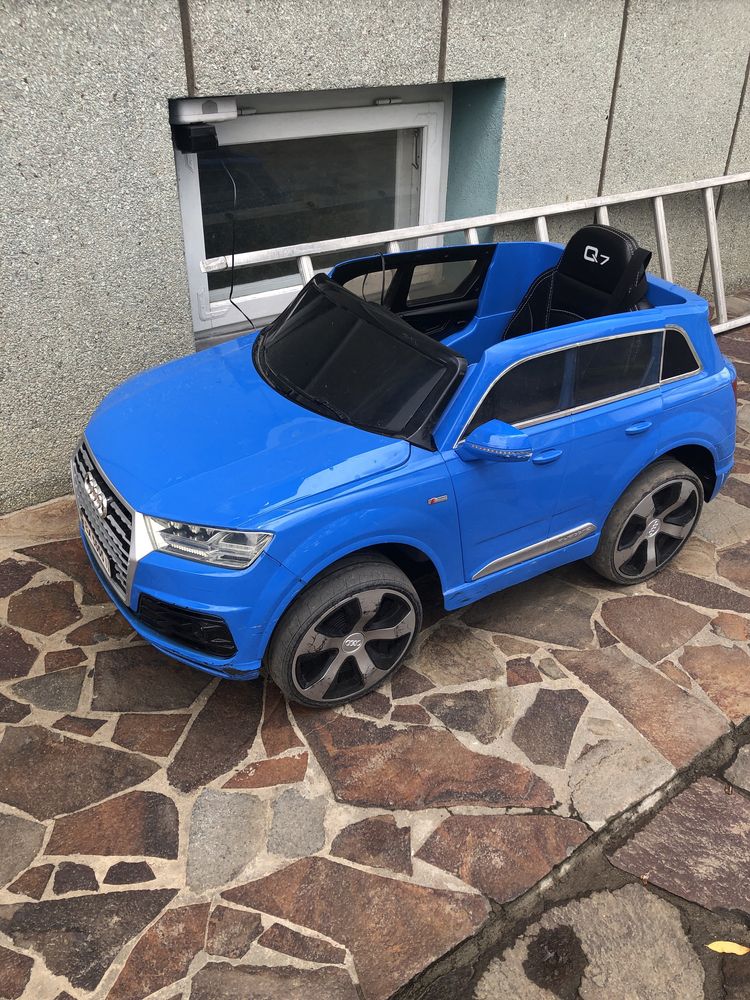 Дитячий електромобіль Audi Q 7