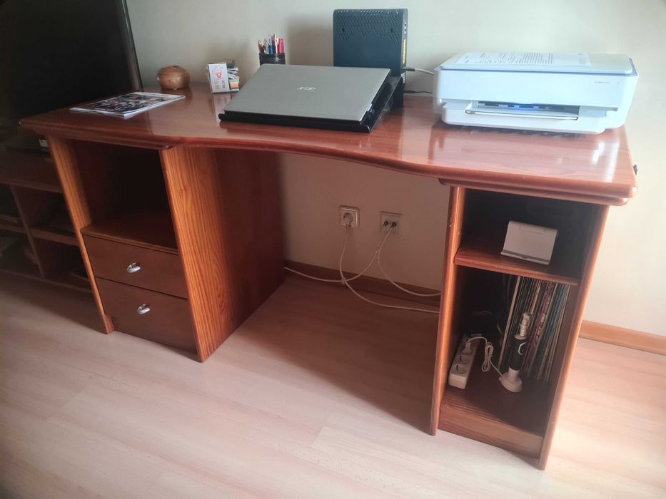 Secretária em madeira maciça