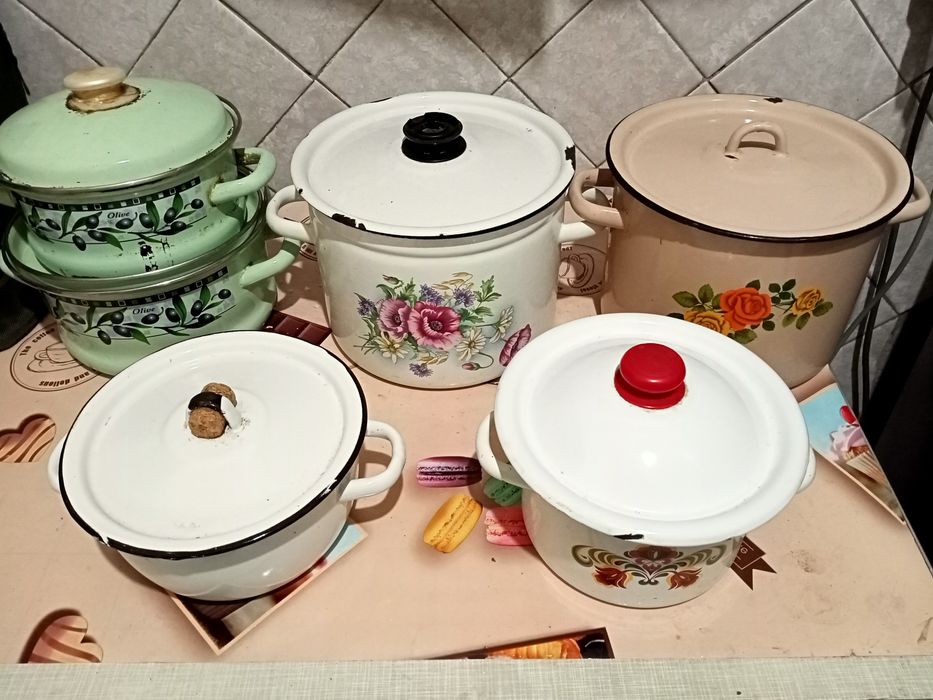 Продам кухонные кастрюли 5 л, 6 л, 3 л ,2 л и сковородки.