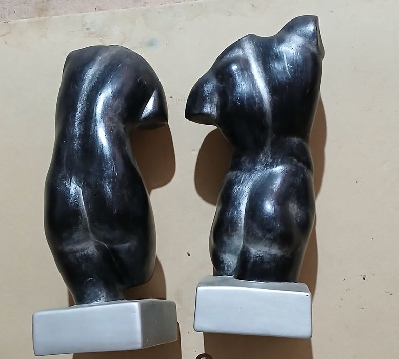 Estatuetas homem e mulher