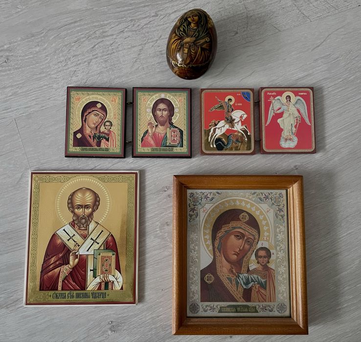 Zestaw ikon religijnych.