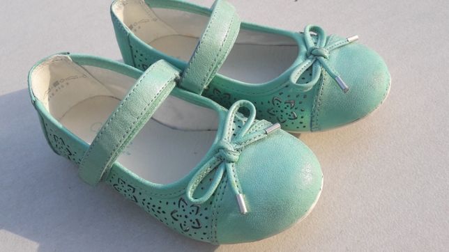 Sprzedaję buciki dla dziewczynki. Śliczne, kolor morski.