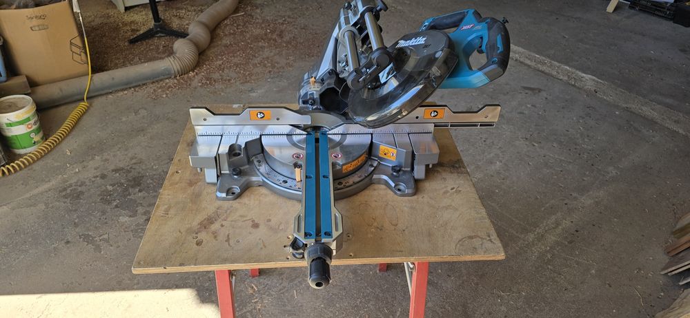 Makita, serra esquadrias LS002G 40V usada