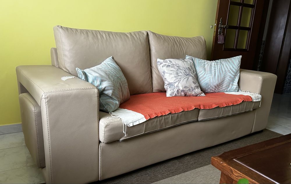 Sofa em pele sintetica.