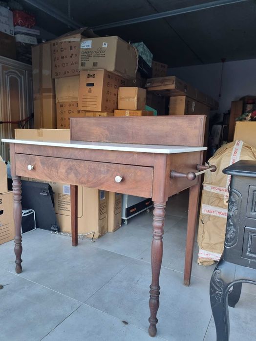 antyczna toaletka z marmurowym blatem