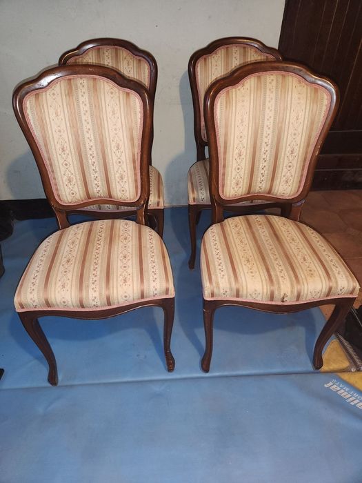 Krzesła z drewnianą ramą