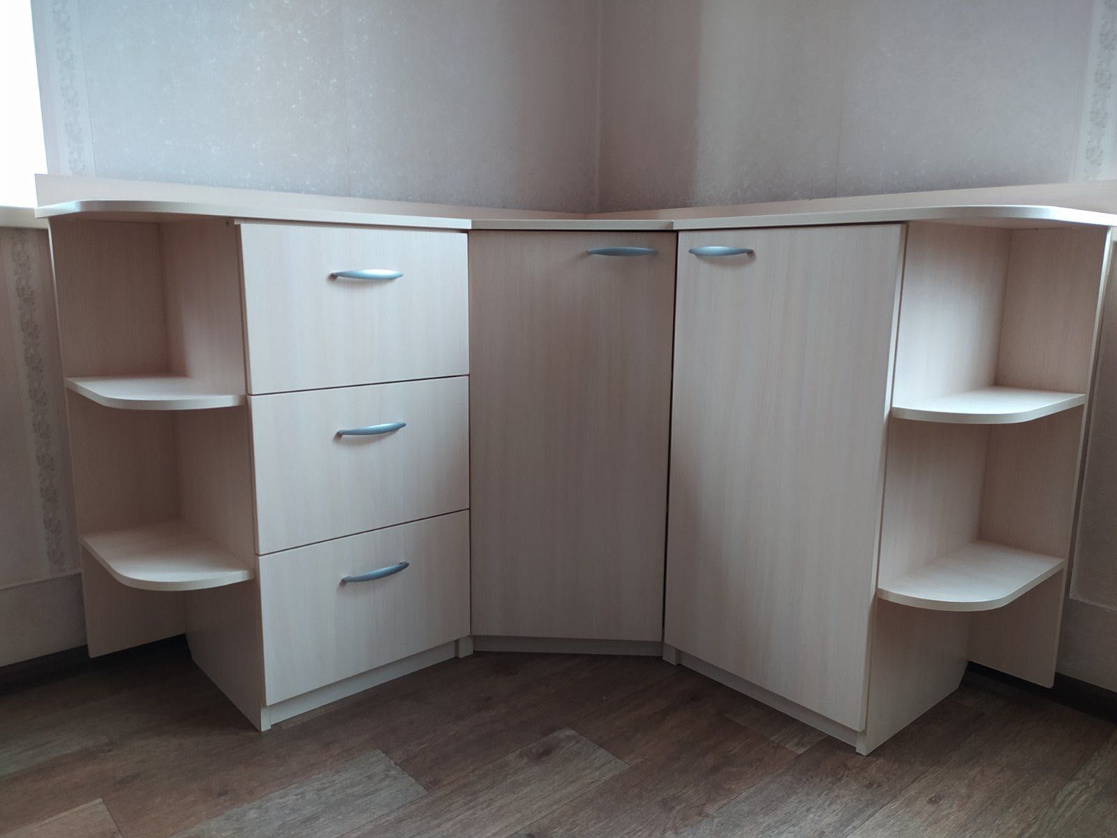 Кутовий комод 135,5см × 138,5см. Высота: 100см.
