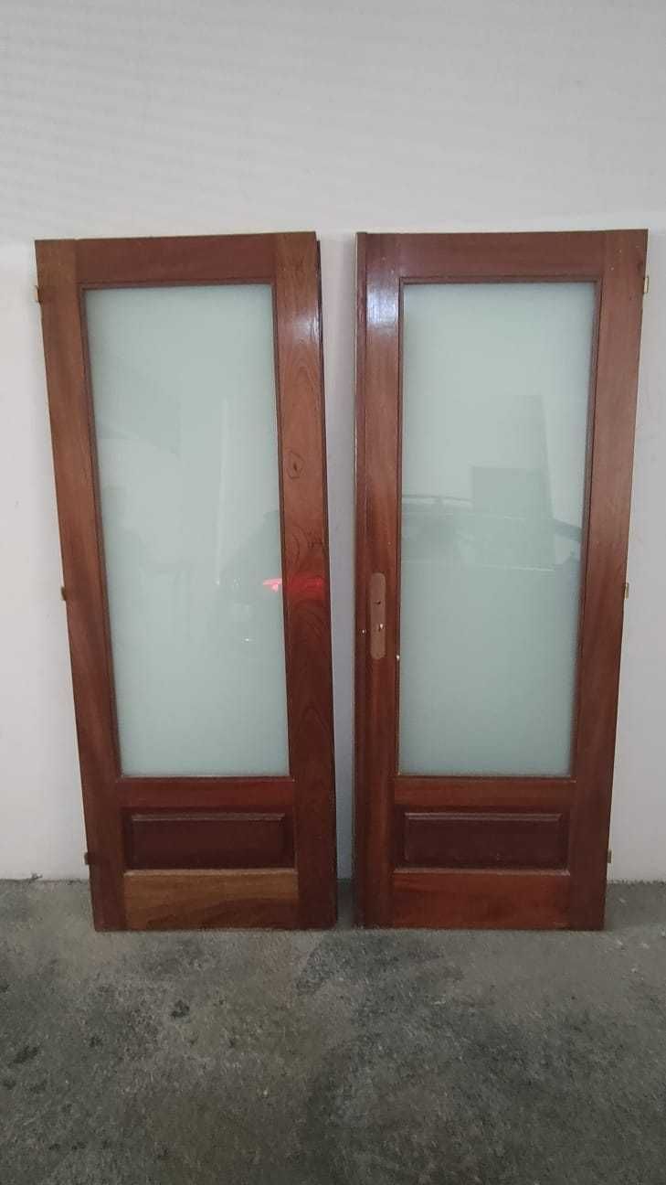 2 Portas. Interior de habitação´.