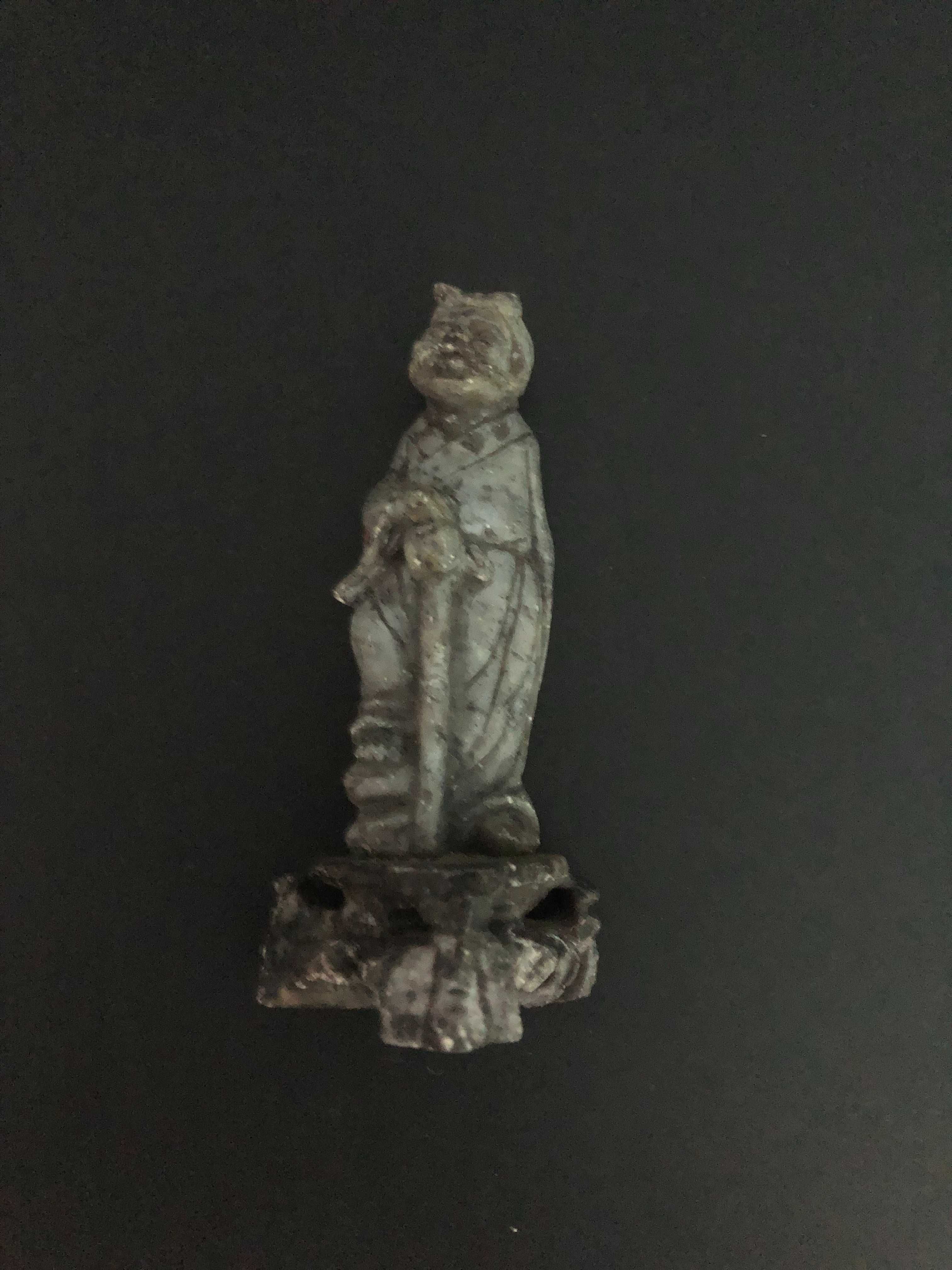 Pequena escultura em pedra sabão representando sábio Chinês