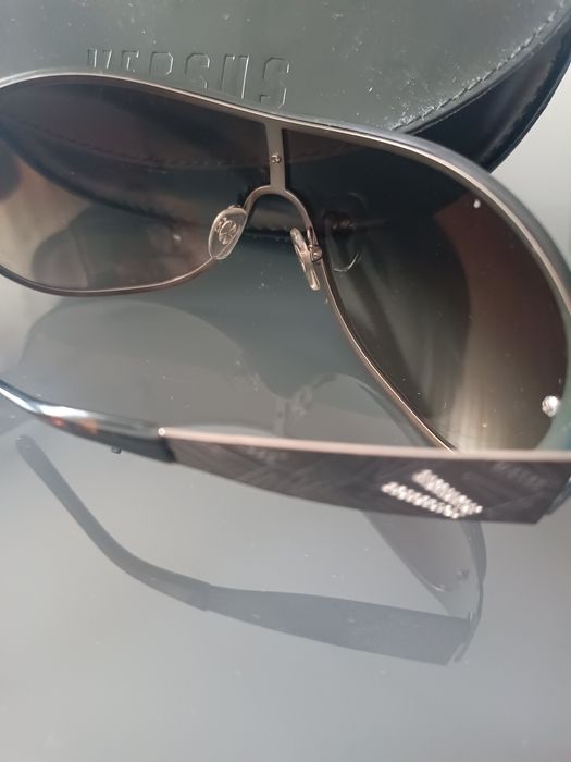 Óculos novos a estrear  Versus