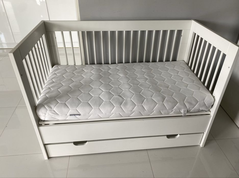 Lóżeczko Pinio Basic 120x60 z szufladą i barierkami + materac