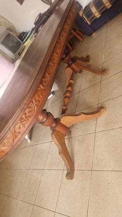 Mesa em madeira castanho