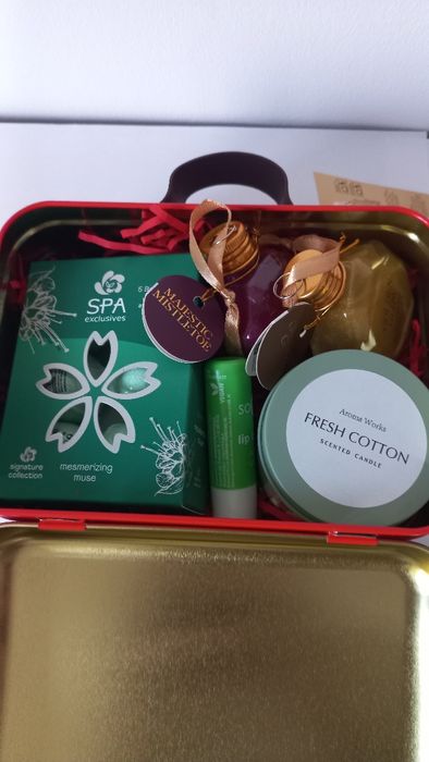 Box prezentowy w walizeczce kosmetyki prezent na mikolajki święta Boże