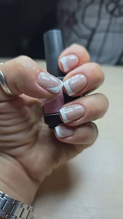 Манікюр, нарощення нігтів, покриття гель-лаком, укріплення.